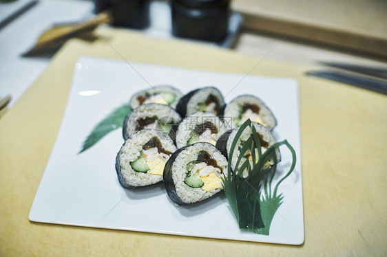 餐桌上的美味寿司图片