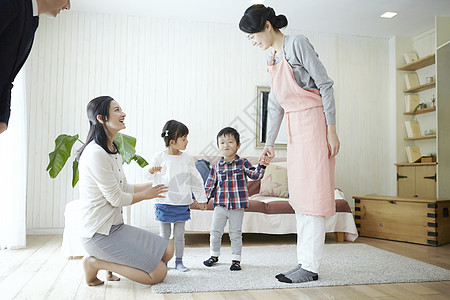 保姆照顾孩子们图片素材