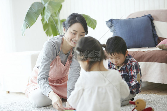 幼儿商界女二十几岁保姆和孩子图片