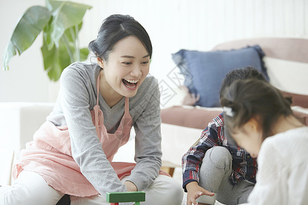 女生人类住宅的保姆和孩子图片