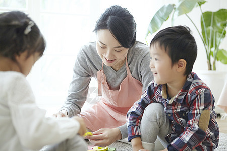 保育员在和孩子玩积木图片