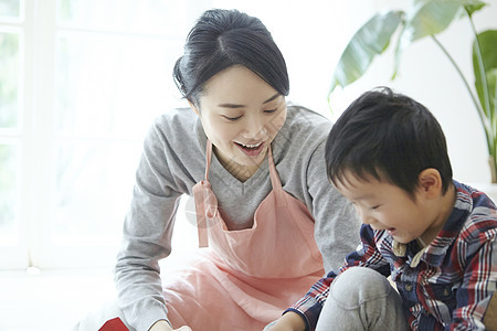 保育员在和孩子玩积木图片