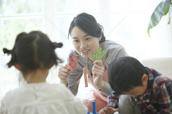 保育员在和孩子玩积木图片