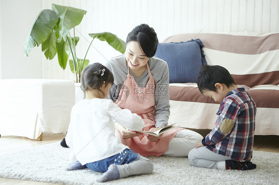 女士们看护日本人让保姆读图片