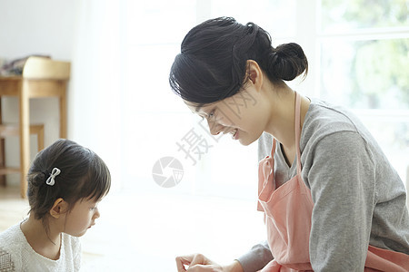 室内女强人职业女保姆和孩子图片