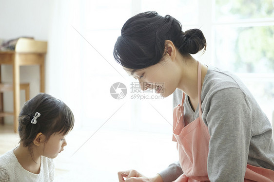 室内女强人职业女保姆和孩子图片