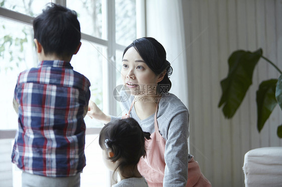 婴儿职业妇女年轻保姆和孩子图片