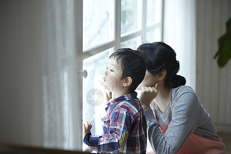 在窗户旁宝宝室内保姆和孩子图片