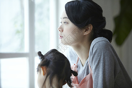 家族年轻的女孩窗户保姆和孩子图片