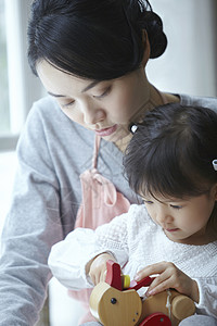 帮助窗房子保姆和孩子图片