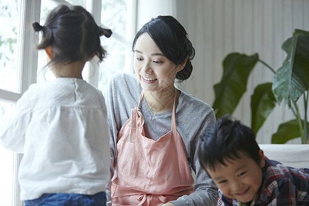 三岁家帮助保姆和孩子图片