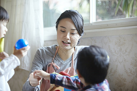 年轻女儿童房保姆和孩子图片