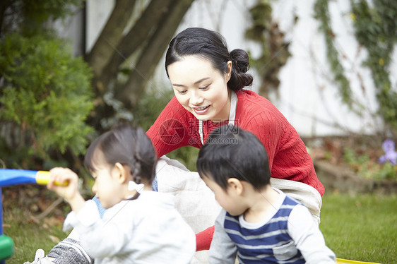 女保育员胸像保姆花园游戏图片