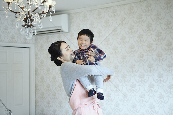 玩女人男孩保姆和孩子图片