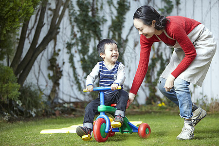 助手幼儿较年轻保姆花园游戏图片