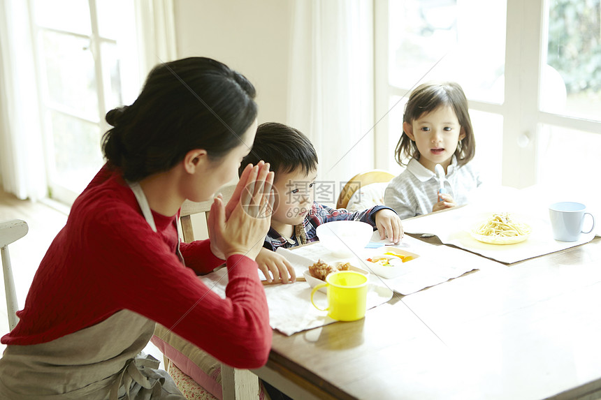 在照顾孩子吃饭的保姆