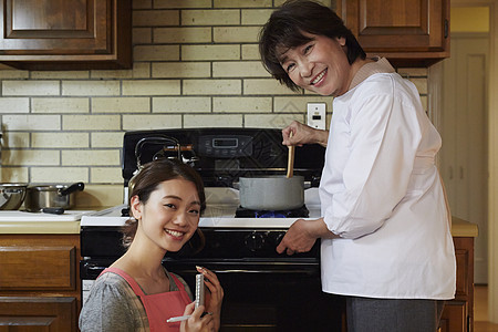 婆婆教媳妇下厨房做饭图片