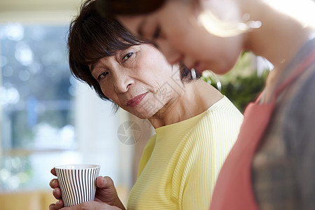 婆婆凶狠的看着儿媳哭泣图片