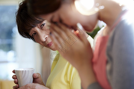 婆婆凶狠的看着儿媳哭泣图片