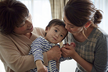 奶奶上门来看孙子图片