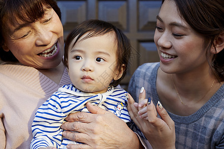 奶奶上门来看孙子背景图片