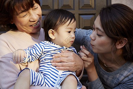 奶奶上门来看孙子图片