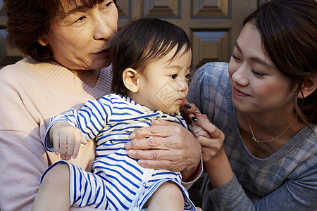 奶奶上门来看孙子图片