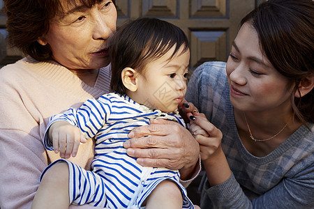 奶奶上门来看孙子图片