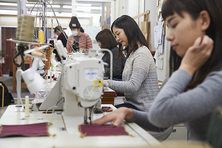 正在手作店里学习制作皮包的学员图片