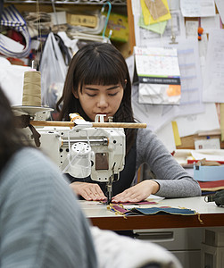 在制作手提包的女缝纫工图片