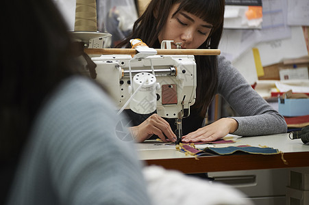 在制作手提包的女缝纫工图片