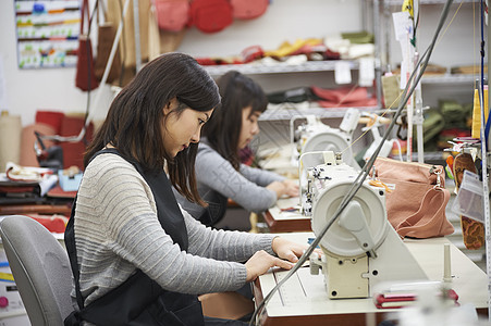 在制作手提包的女缝纫工图片