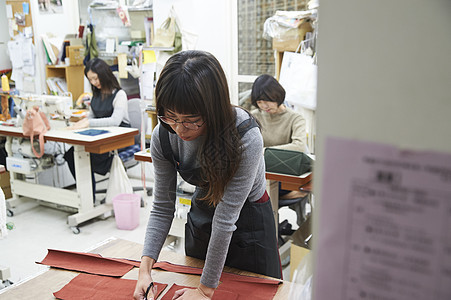 在制作手提包的女缝纫工图片