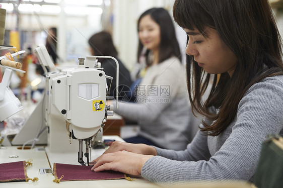 在制作手提包的女缝纫工图片