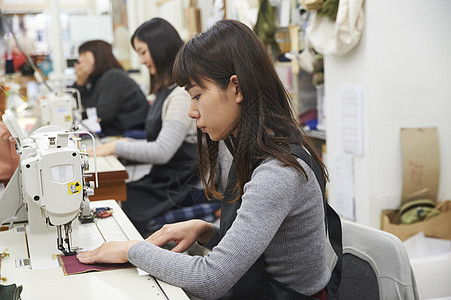 在制作手提包的女缝纫工图片