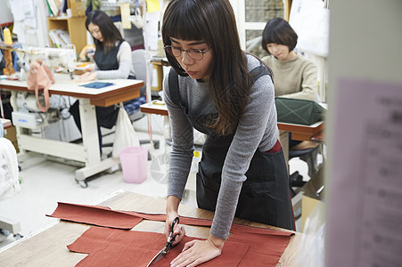 正在剪裁布料的女工人图片