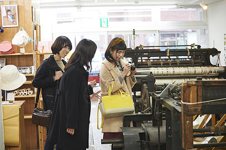 三个女生在印染店里参观图片