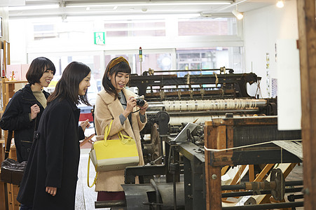 三个女生在印染店里参观图片