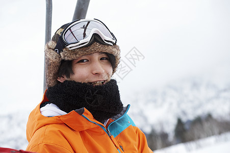 头戴滑雪眼镜的男性图片