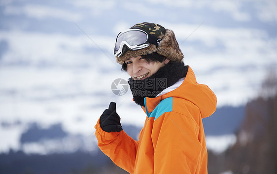 参加俱乐部滑雪活动的男人看着镜头图片