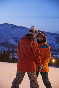 参加俱乐部滑雪活动的情侣在雪地练习图片