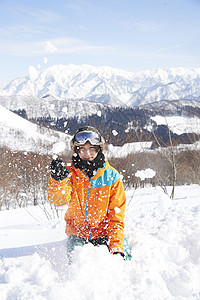 参加俱乐部滑雪活动的男人在雪地玩雪图片