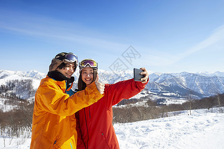 雪山上自拍的青年男女图片