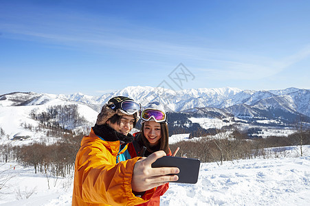 雪山上自拍的青年男女图片