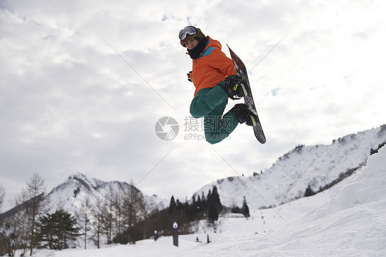 滑雪时跳起的青年男性图片