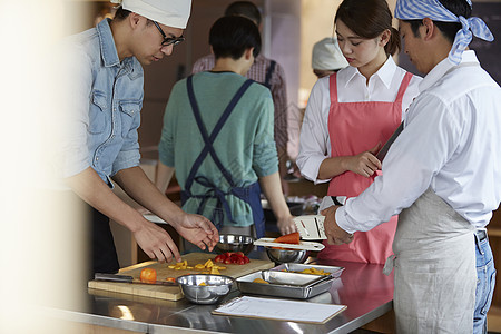 在学习烹饪的烹饪班成员图片