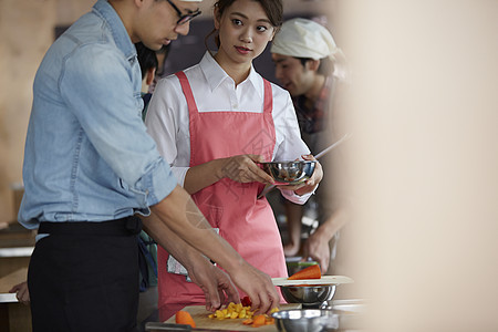 在学习烹饪的烹饪班成员图片