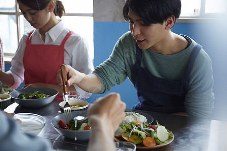 在学习烹饪的烹饪班成员图片