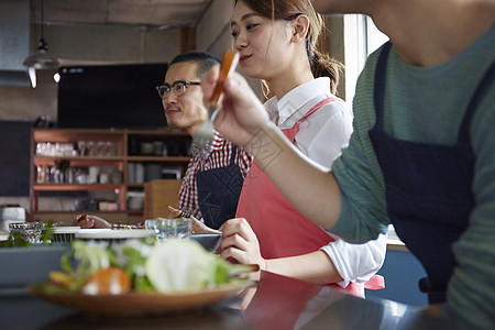 在学习烹饪的烹饪班成员图片