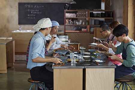 在学习烹饪的烹饪班成员在试吃图片